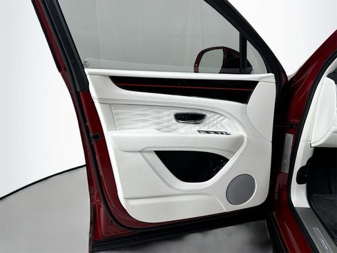 Used 2025 Bentley Bentayga image 13