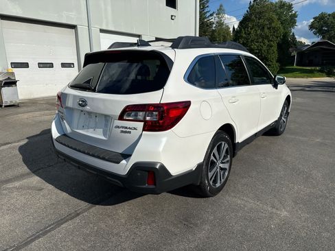 Used 2018 Subaru Outback 3.6R Limited AWD/4WD image 3