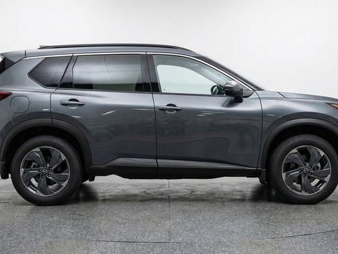 Used 2025 Nissan Rogue SV FWD image 11