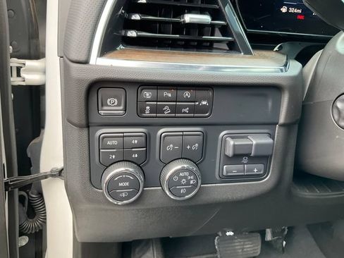 Used 2025 Chevrolet Suburban High Country AWD/4WD image 10