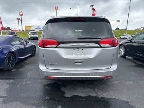 Used 2017 Chrysler Pacifica Touring-L FWD image 5
