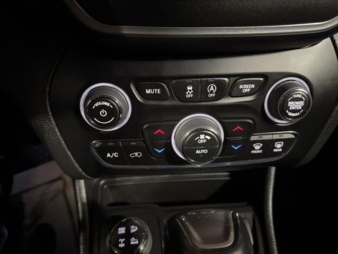 Used 2022 Jeep Cherokee Trailhawk w/ Premium Leather Package image 25