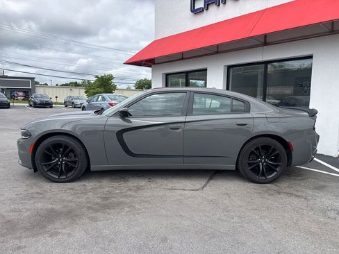 Used 2018 Dodge Charger SXT w/ Blacktop Package RWD image 3