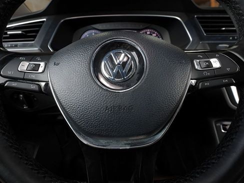 Used 2018 Volkswagen Tiguan SEL Premium image 35