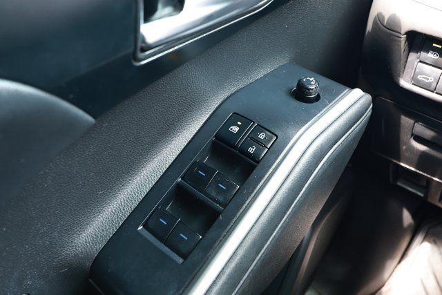 Used 2020 Toyota Highlander XLE AWD/4WD image 23