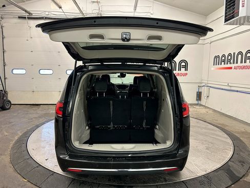 Certified 2023 Chrysler Pacifica Touring-L image 16