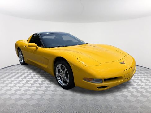 Used 2000 Chevrolet Corvette Coupe w/ Roof Pkg RWD image 3