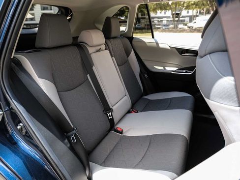 Used 2020 Toyota RAV4 XLE w/ Convenience Package FWD image 32