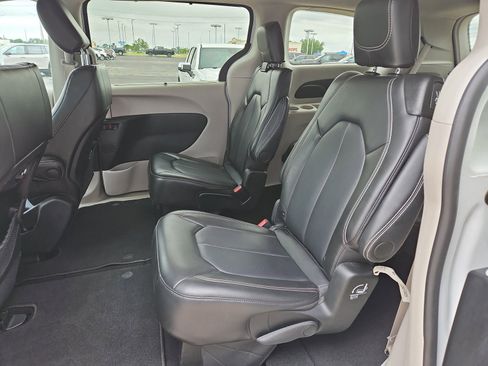 Used 2024 Chrysler Pacifica Touring-L FWD image 18