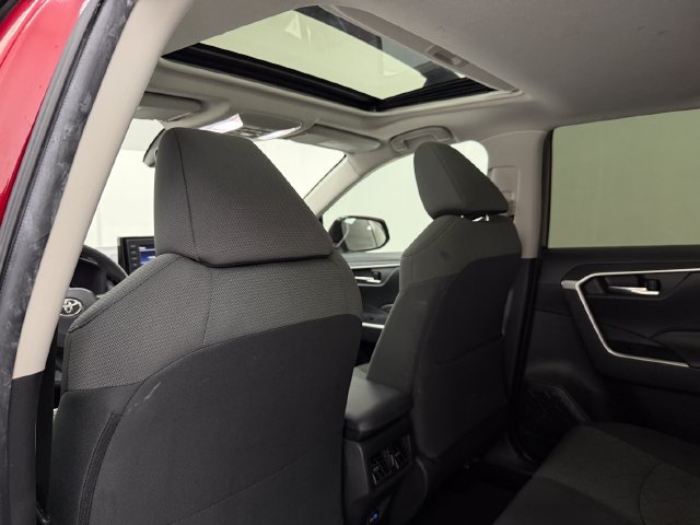 Used 2022 Toyota RAV4 XLE w/ Convenience Package FWD image 29