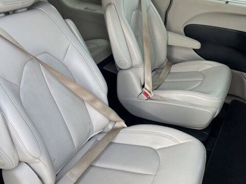 Certified 2018 Chrysler Pacifica Touring-L image 13