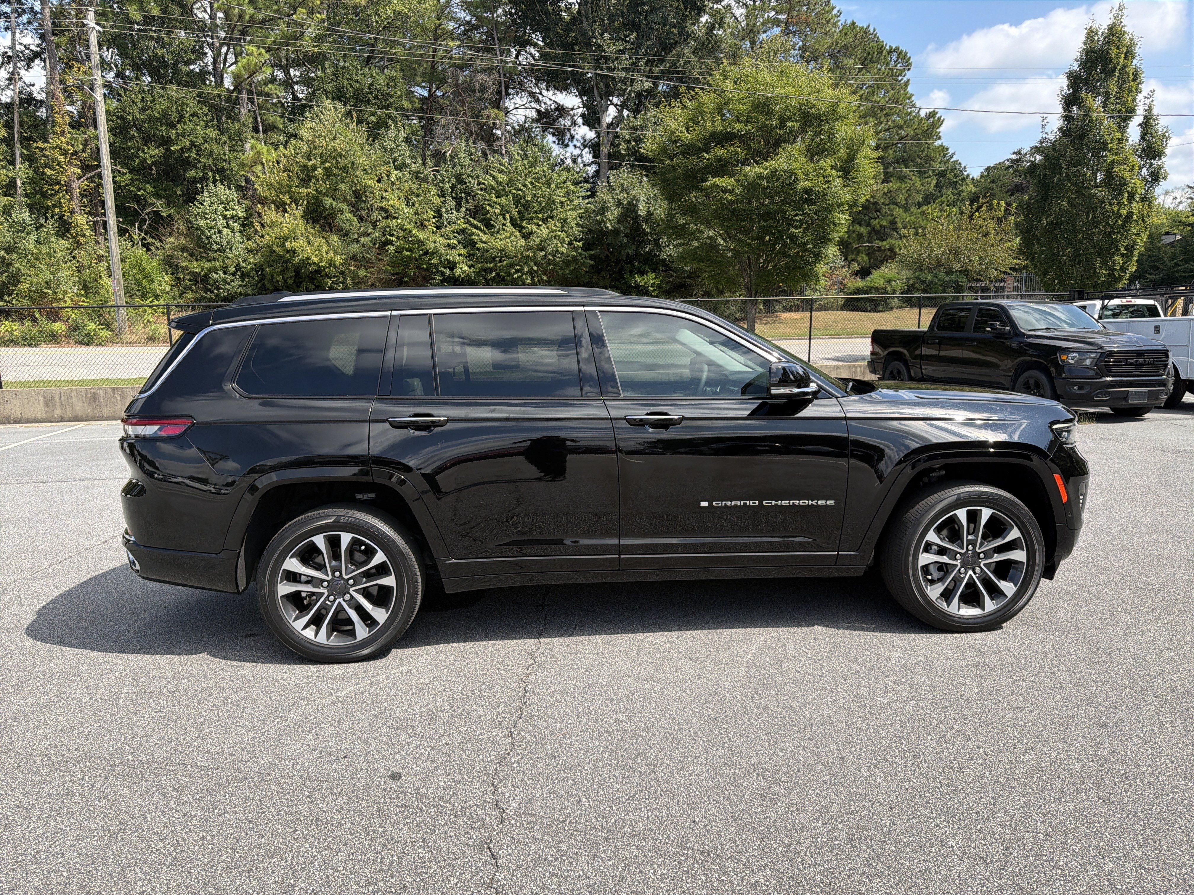 Used 2023 Jeep Grand Cherokee L Overland RWD image 9