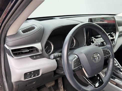 Used 2020 Toyota Highlander Platinum w/ Preferred Accessory Package AWD/4WD image 12