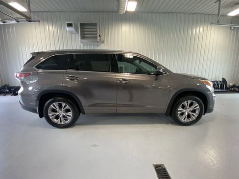 Used 2014 Toyota Highlander XLE image 2