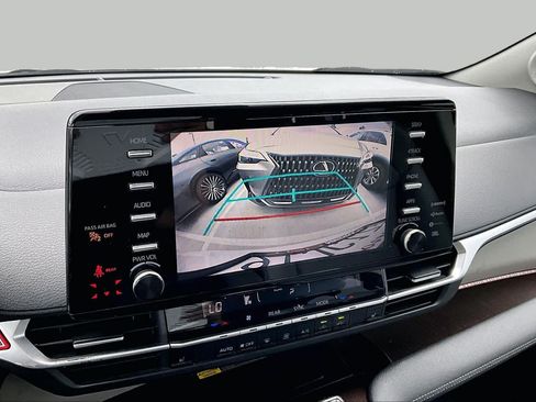Used 2022 Toyota Sienna XLE w/ XLE Plus Package FWD image 26