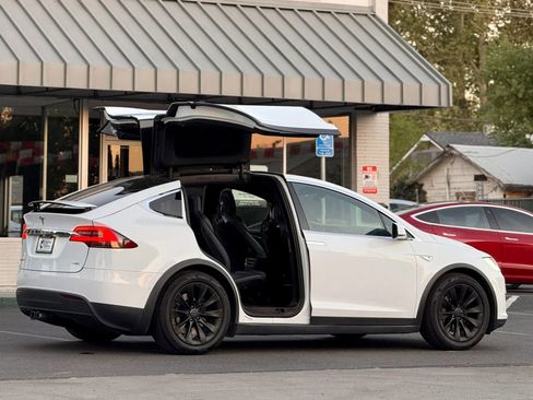 Used 2016 Tesla Model X 75D image 8