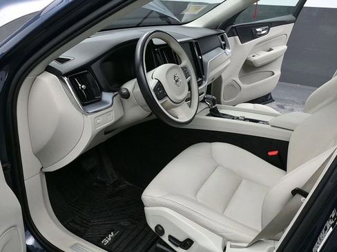 Used 2019 Volvo XC60 T6 Momentum w/ Advanced Package image 9