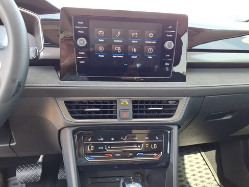 Certified 2025 Volkswagen Taos SE AWD/4WD image 18