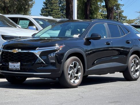 Used 2026 Chevrolet Trax LT w/ Sunroof Package FWD image 9