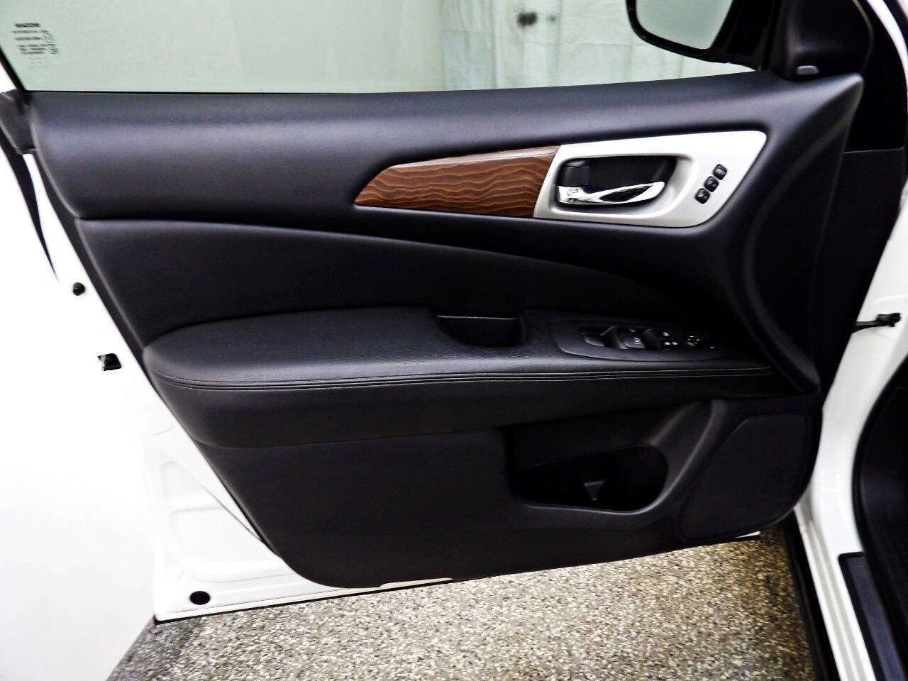 Used 2017 Nissan Pathfinder Platinum AWD/4WD image 7