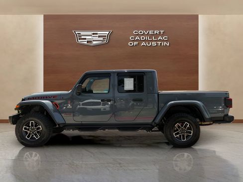 Used 2024 Jeep Gladiator Mojave AWD/4WD image 2