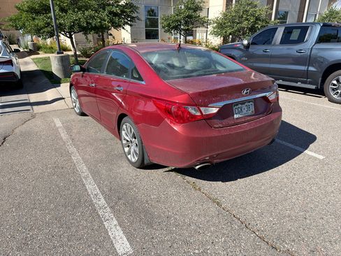 Used 2011 Hyundai Sonata SE w/ Navigation & Sunroof Pkg 4 FWD image 2