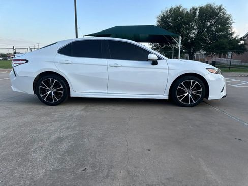 Used 2019 Toyota Camry SE FWD image 2