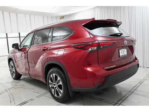 Used 2025 Toyota Highlander XLE image 5