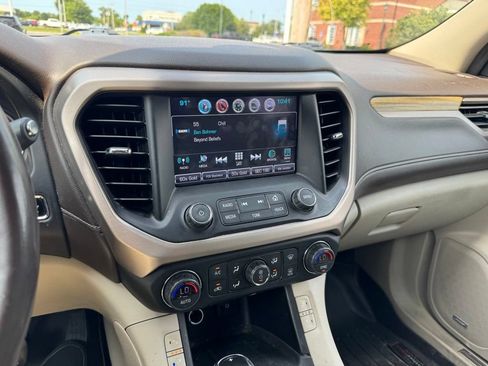 Used 2019 GMC Acadia Denali w/ Technology Package FWD image 17
