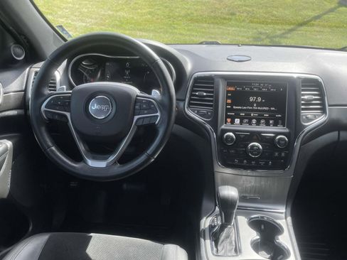 Used 2017 Jeep Grand Cherokee Altitude RWD image 12