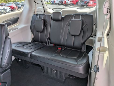 Used 2023 Chrysler Pacifica Touring-L FWD image 19