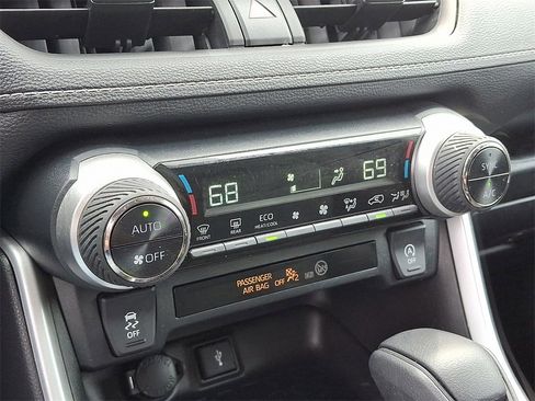 Used 2022 Toyota RAV4 XLE image 17