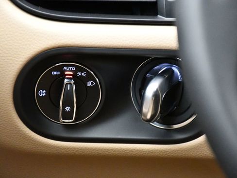 Used 2025 Porsche Macan image 26