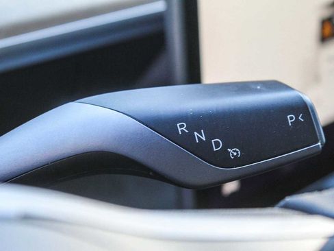 Used 2022 Tesla Model Y Long Range image 19