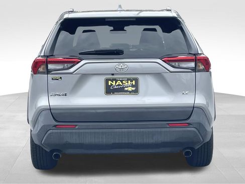 Used 2021 Toyota RAV4 LE FWD image 4