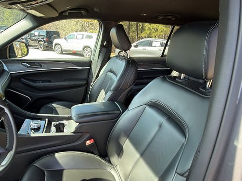 Used 2024 Jeep Grand Cherokee L Limited w/ Black Appearance Package image 17