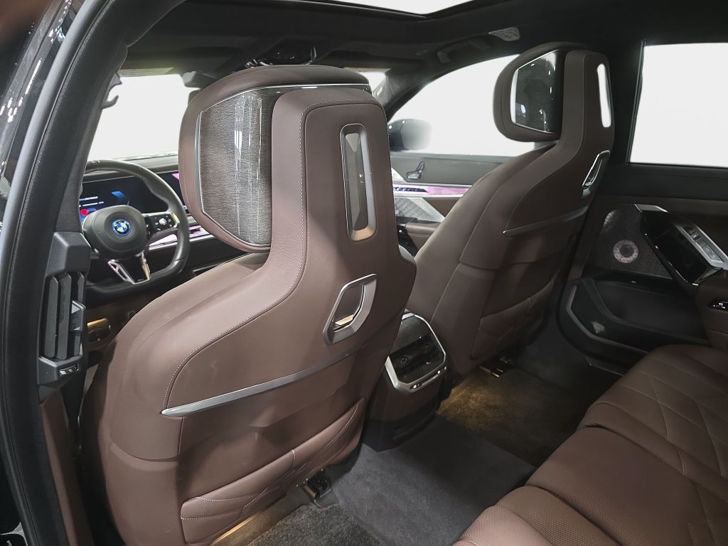 Certified 2023 BMW i7 xDrive60 AWD/4WD image 10