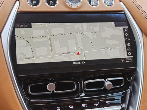 Used 2021 Aston Martin DBX image 18