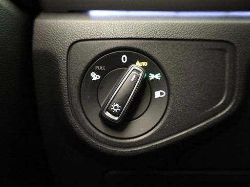 Used 2020 Volkswagen Atlas Cross Sport SEL Premium image 29