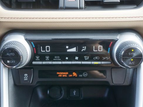 Used 2022 Toyota RAV4 LE AWD/4WD image 11