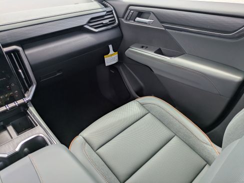 New 2026 GMC Acadia AT4 w/ Luxury Package AWD/4WD image 17