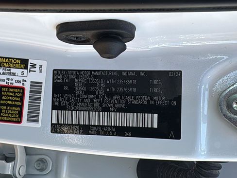 Used 2024 Toyota Highlander XLE AWD/4WD image 25