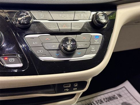 Used 2017 Chrysler Pacifica Touring-L image 15