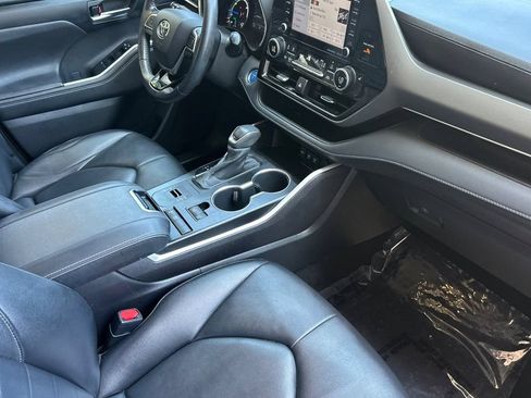 Used 2021 Toyota Highlander XLE FWD image 16