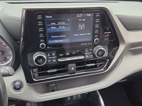 Used 2022 Toyota Highlander LE FWD image 18