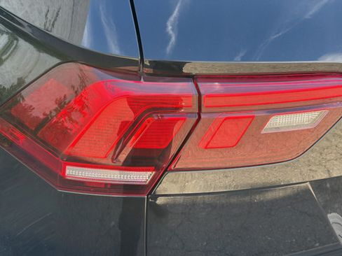 Used 2019 Volkswagen Tiguan SE w/ Panoramic Sunroof Package FWD image 30