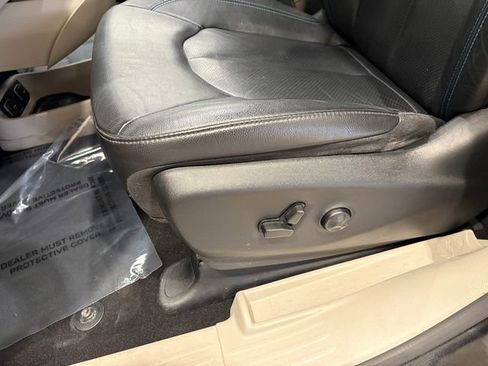 Used 2021 Chrysler Pacifica Touring-L image 7