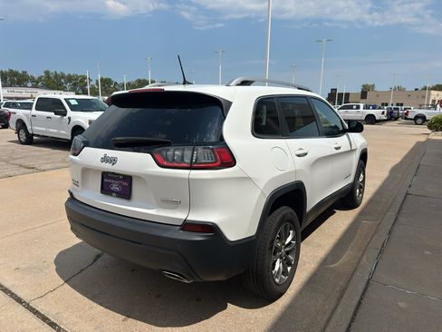 Used 2019 Jeep Cherokee Latitude Plus w/ Comfort/Convenience Group AWD/4WD image 9