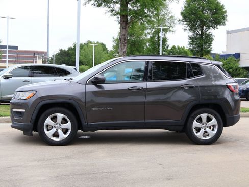 Used 2019 Jeep Compass Latitude FWD image 3