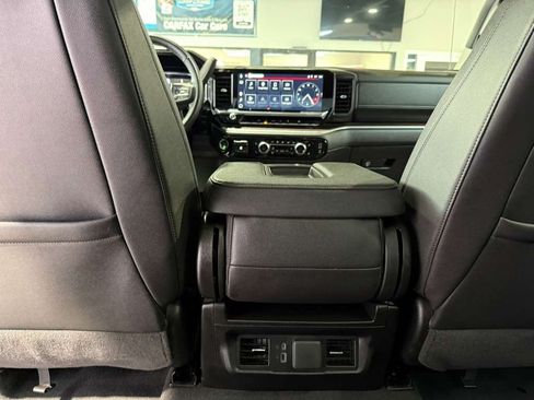 Used 2025 GMC Sierra 1500 SLT AWD/4WD image 23